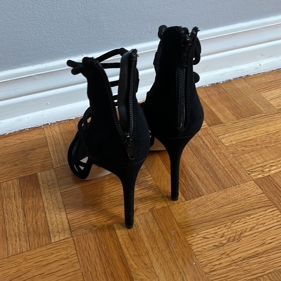 Black heels - Picture 3 of 5